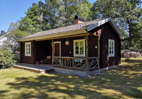 Mysig stuga med öppen spis och uteplats